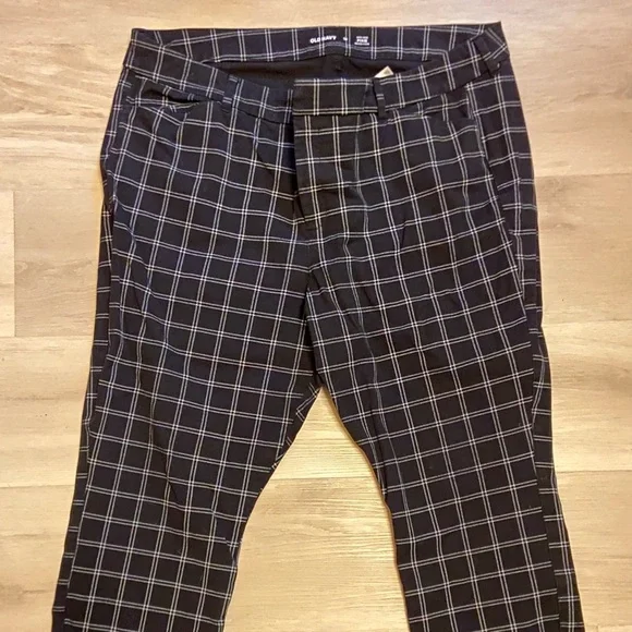 Old Navy High Rise Pixie Pants - Picture 2 of 5